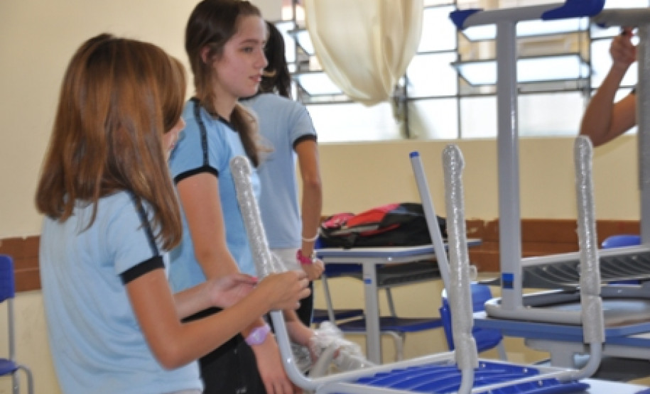 Mais de 700 escolas estaduais serão beneficiadas com investimentos de R$ 19,4 milhões em todo estado com entrega dos novos mobiliário escolar. Além dos alunos, professores também receberão cadeiras e mesas novas.