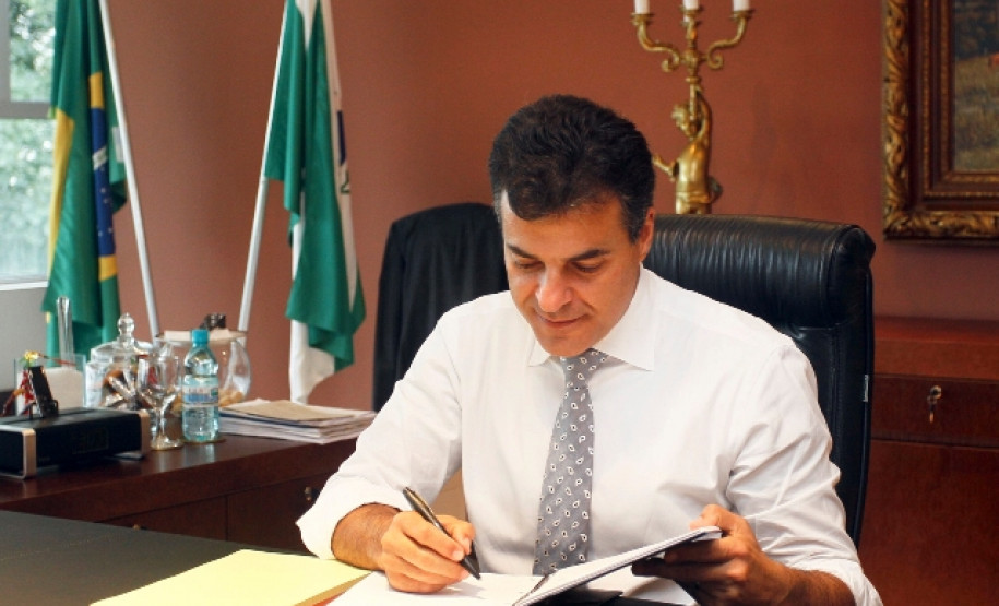 Professores do ensino médio da rede pública receberão tablets em 2013 Governador Beto Richa autorizou esta semana contrato para o fornecimento de 32 mil tablets, que deverão chegar aos professores da rede estadual até o início de janeiro. Os dispositivos serão comprados com recursos do Programa Nacional de Tecnologia Educacional (Proinfo), que investirá R$ 9,5 milhões no Paraná.