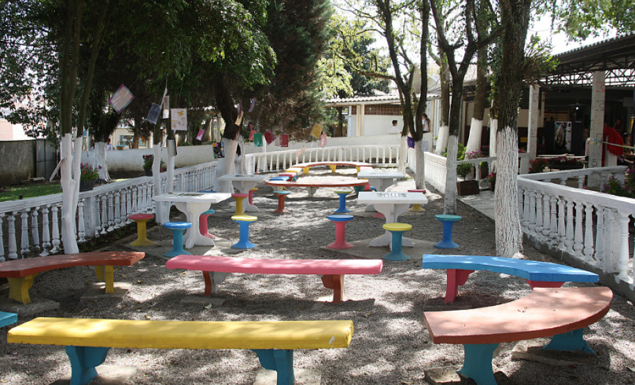 O Colégio Estadual Narcíso Mendes, em Curitiba, inaugurou nessa terça-feira (09) a “Praça Helena Kolody, a Voz do Coração”.