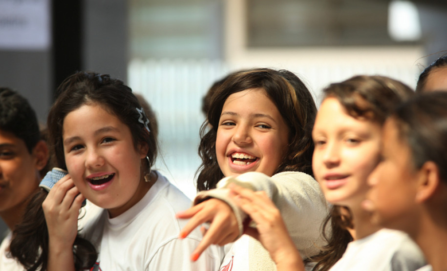 Estudantes pintaram os bancos e cercas, plantaram flores e penduraram nas árvores haicais e ilustrações da poetisa.