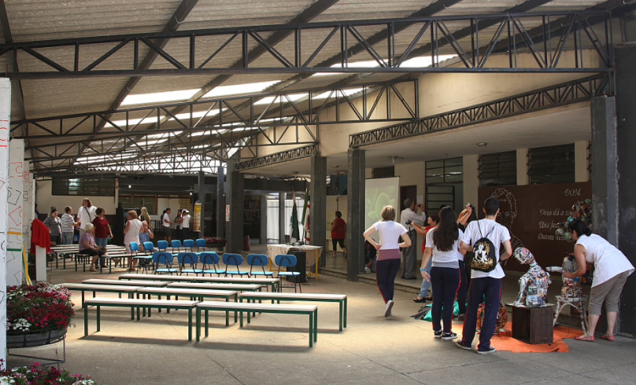 Escolas de todo Paraná estão realizando eventos em comemoração ao centenário da poetisa, que é uma referência cultural e foi uma grande professora para a educação pública do Paraná.