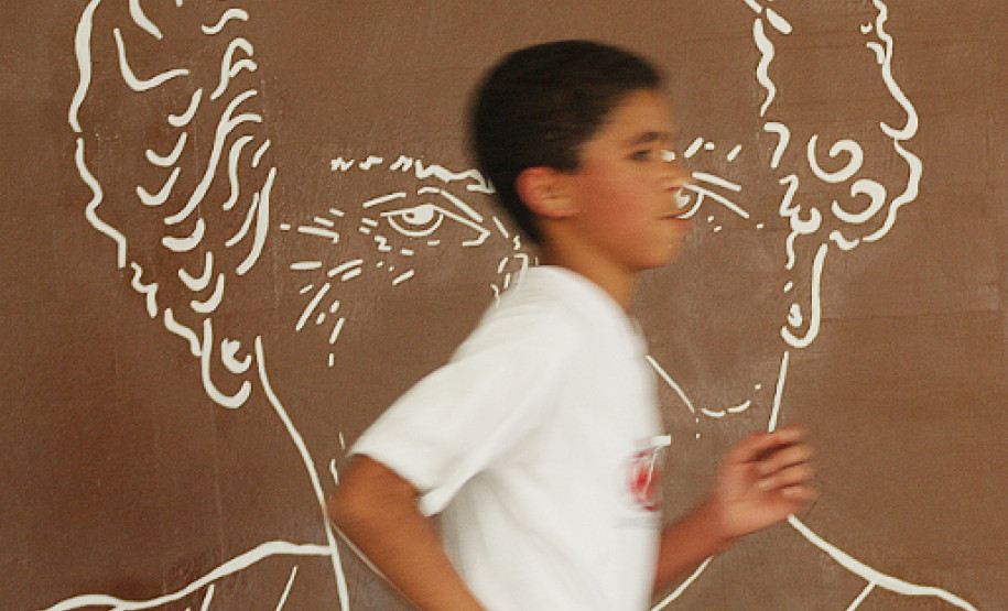 Evento celebra união entre alunos e professores, que transformaram espaço para incentivar leitura e homenagear poetisa paranaense.