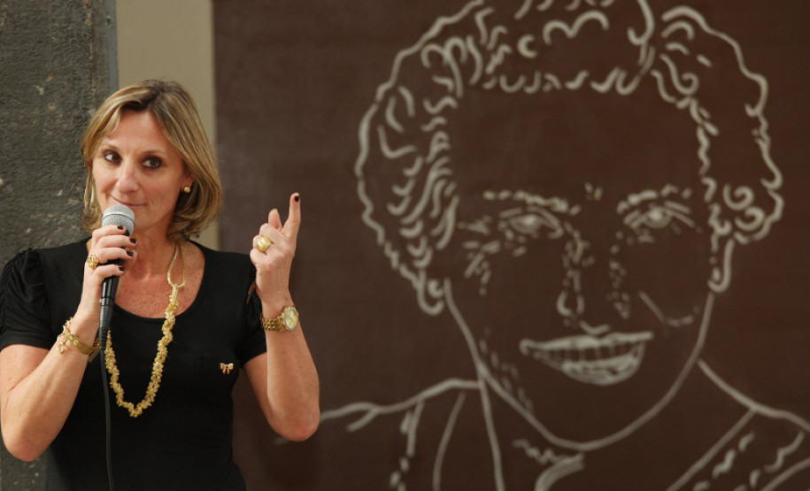 De acordo com a superintendente da educação, Meroujy Cavet, a Secretaria criou ações para divulgar o trabalho e disseminar a cultura literária desta grande poetisa paranaense. “Percorremos várias cidades do estado e nos deparamos com muitos tributos à poetisa. Por conta disso, criamos a Caravana Helena Kolody, que percorrerá 3,5 mil km e levará sua obra e seu encantamento para todo Paraná”, explicou.