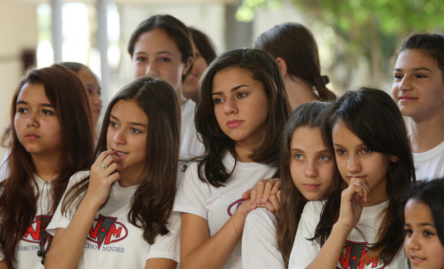 Evento celebra união entre alunos e professores, que transformaram espaço para incentivar leitura e homenagear poetisa paranaense.