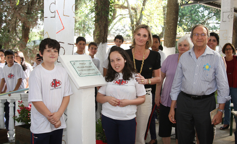 Comunidade escolar, representantes da SEED, do Núcleo Regional de Educação de Curitiba, da comunidade ucraniana, país do qual Helena Kolody foi descendente, e o cônsul honorário da Ucrânia participaram da solenidade de inauguração da praça.
