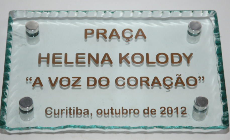 Evento celebra união entre alunos e professores, que transformaram espaço para incentivar leitura e homenagear poetisa paranaense.