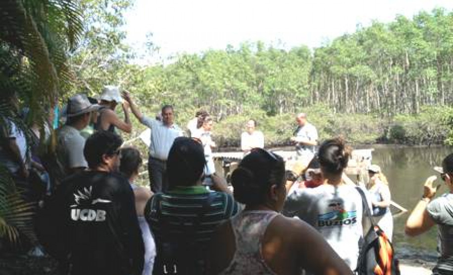 Durante dois dias de evento, em Paranaguá, foram ministradas palestra, oficinas, além da realização de prática de campo no Parque Floresta Estadual do Palmito visando à efetivação do Programa Parque Escola.