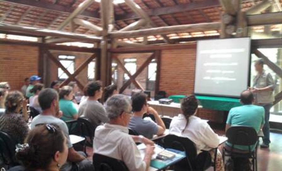 Durante dois dias de evento, em Paranaguá, foram ministradas palestra, oficinas, além da realização de prática de campo no Parque Floresta Estadual do Palmito visando à efetivação do Programa Parque Escola.