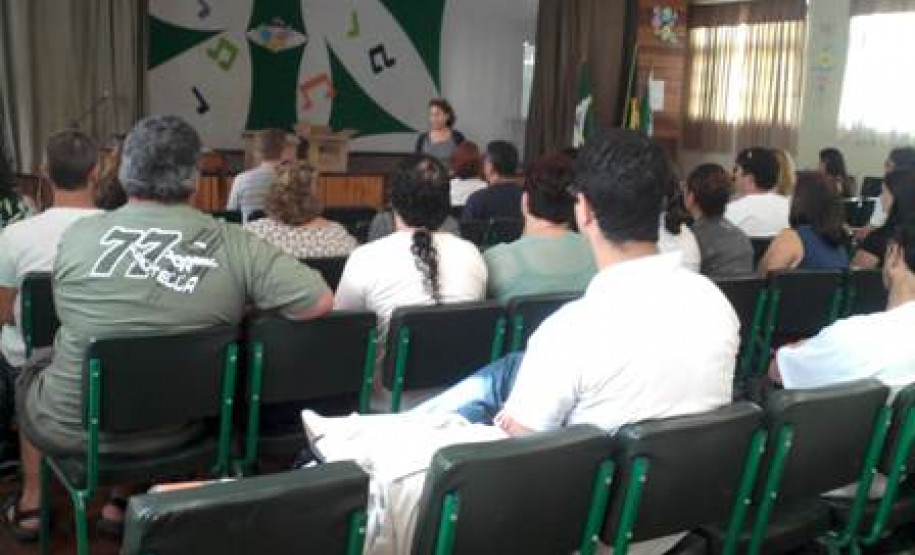 Durante dois dias de evento, em Paranaguá, foram ministradas palestra, oficinas, além da realização de prática de campo no Parque Floresta Estadual do Palmito visando à efetivação do Programa Parque Escola.