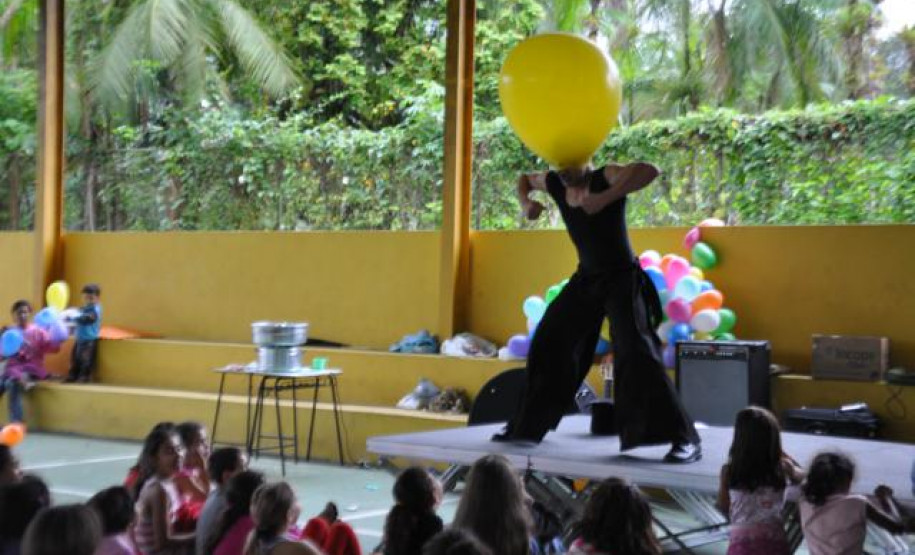 Apresentações comemoraram centenário de escritora paranaense. Em Curitia, Sareh expõe trabalho de alunos sobre poetisa.