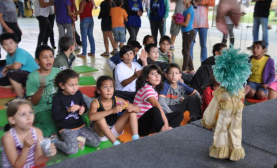 Apresentações comemoraram centenário de escritora paranaense. Em Curitia, Sareh expõe trabalho de alunos sobre poetisa.