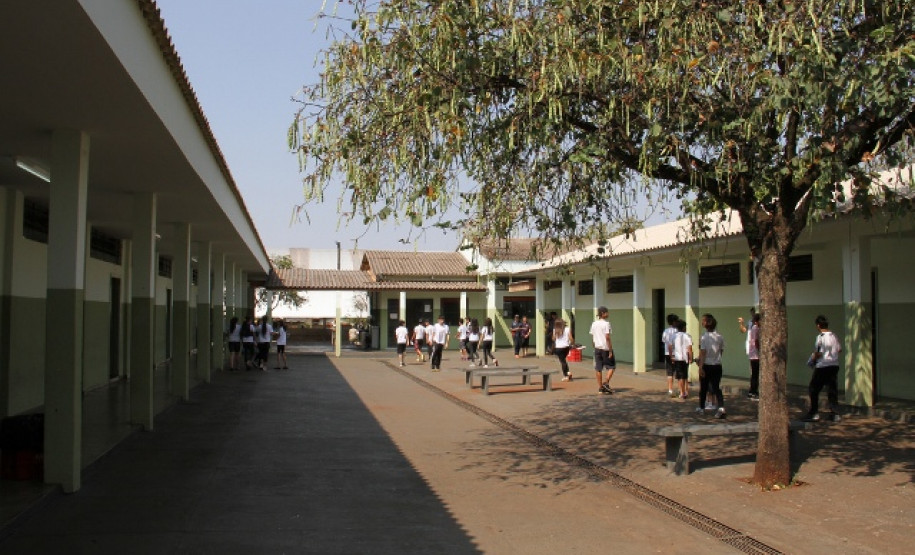 Um projeto piloto começa a ser executado este ano, num grupo de 16 escolas, ainda não definidas. A partir daí, o serviço será levado progressivamente para toda a rede estadual. A meta do plano de gestão do governador Beto Richa é beneficiar cerca de 1,5 milhão de alunos e 85 mil professores.