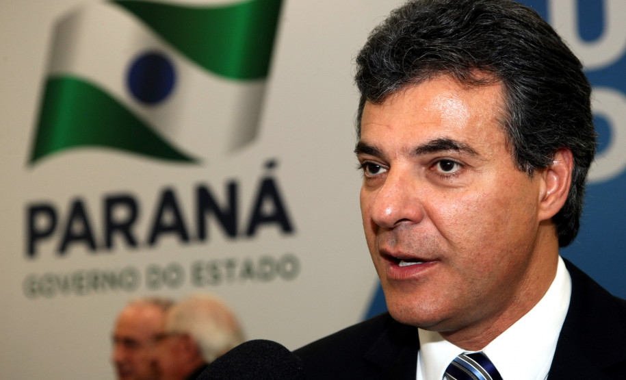 Prevista para 2013, parcela de 6,65% foi antecipada pelo governo. Em menos de dois anos, a atual administração já reajustou os salários do magistério em 34,85%. “Um ensino público de excelência se faz com investimento e valorização dos professores. Neste Dia do Professor, é bom poder expressar com medidas concretas o grande respeito do nosso governo por esses profissionais essenciais para a construção de um estado ainda mais desenvolvido e justo”, disse o governador.