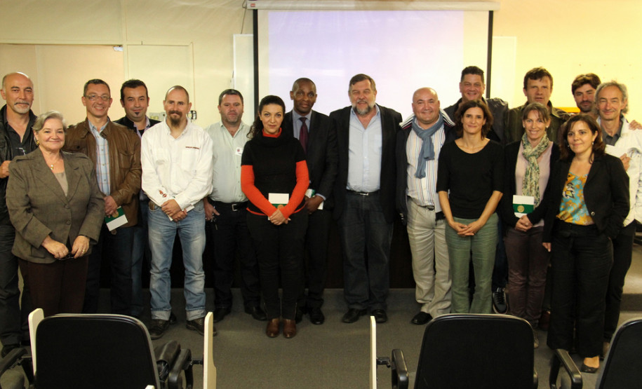 O vice-governador e secretário da Educação, Flávio Arns, recebeu integrantes da delegação das Casas Familiares Rurais da Região de Rhône-Alpes, da França.