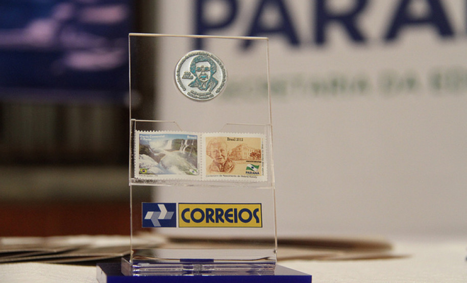 Professora e inspetora de escola pública, Helena Kolody tem seu nome inserido no mundo da literatura por seus poemas e haicais.O selo personalizado é uma homenagem ao centenário de nascimento da poetisa.