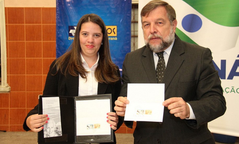 Professora e inspetora de escola pública, Helena Kolody tem seu nome inserido no mundo da literatura por seus poemas e haicais.O selo personalizado é uma homenagem ao centenário de nascimento da poetisa.