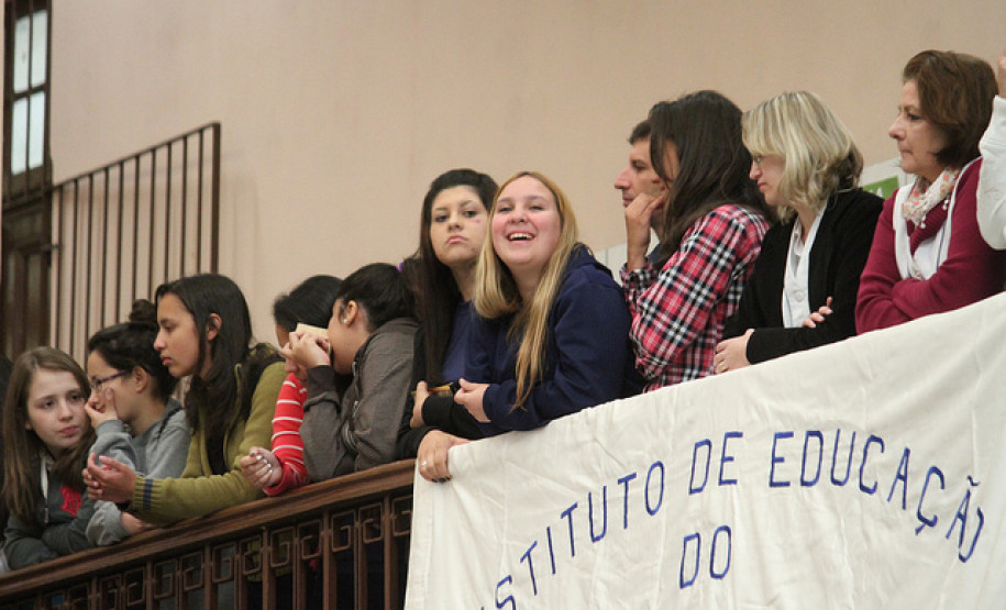 Professora e inspetora de escola pública, Helena Kolody tem seu nome inserido no mundo da literatura por seus poemas e haicais.O selo personalizado é uma homenagem ao centenário de nascimento da poetisa.