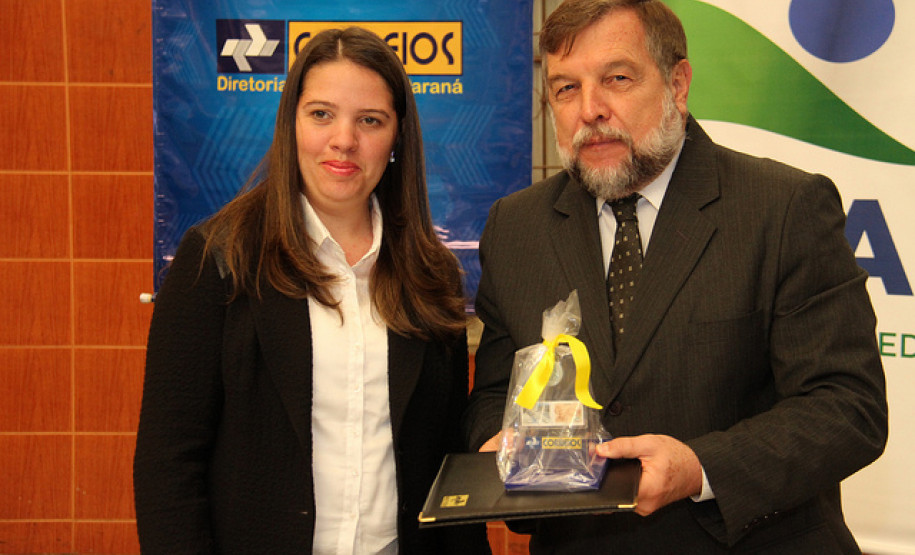 Professora e inspetora de escola pública, Helena Kolody tem seu nome inserido no mundo da literatura por seus poemas e haicais.O selo personalizado é uma homenagem ao centenário de nascimento da poetisa.