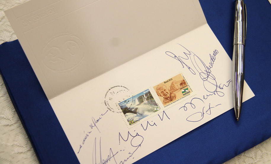 Professora e inspetora de escola pública, Helena Kolody tem seu nome inserido no mundo da literatura por seus poemas e haicais.O selo personalizado é uma homenagem ao centenário de nascimento da poetisa.