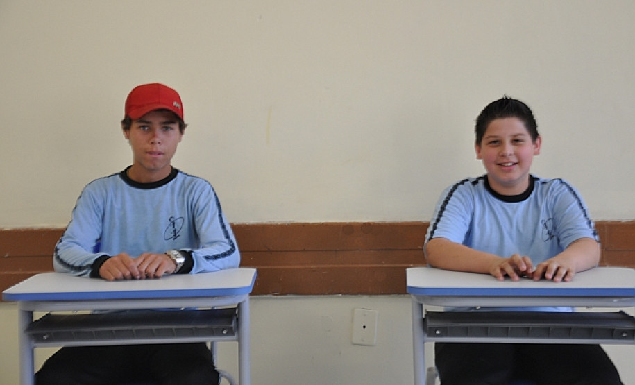 Allann Cristiann (direita), 13 anos, aluno do 8° ano do Colégio Estadual Avelino Antonio Vieira, em Curitiba, aprovou o novo mobiliário escolar. “É bem mais confortável que o antigo”, disse. Todas as carteiras e cadeiras da escola foram trocados por materiais novos.