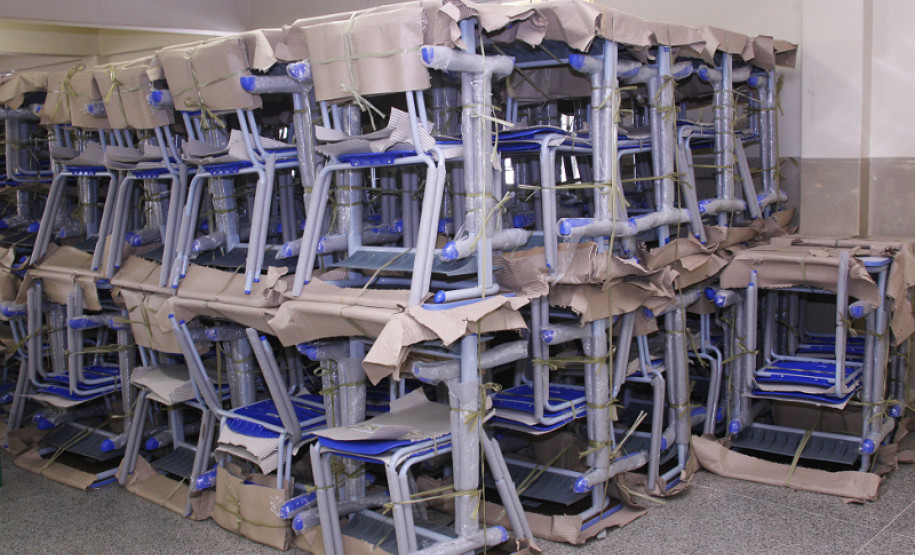 Escolas estaduais dos Núcleos Regionais de Educação (NREs) de Curitiba, Cornélio Procópio, Jacarezinho, Paranavaí e Londrina estão recebendo nesta semana novo mobiliário. É a primeira etapa da renovação das mesas e carteiras, que beneficiará todos os núcleos ainda este ano. Até dezembro, a Secretaria de Estado da Educação vai entregar 110.752 conjuntos escolares e 10.646 conjuntos de mesa para professores, para 832 escolas da rede estadual de ensino.