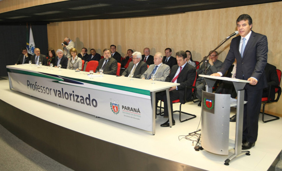 Aumento de 5,91% beneficia 84.165 profissionais do magistério, ativos e aposentados. O governador disse que o compromisso é elevar em 26% o salário dos professores para equiparar a remuneração da categoria com a dos demais servidores estaduais de nível superior. Neste ano, os reajustes concedidos para profissionais do magistério chegam a 12,79%.