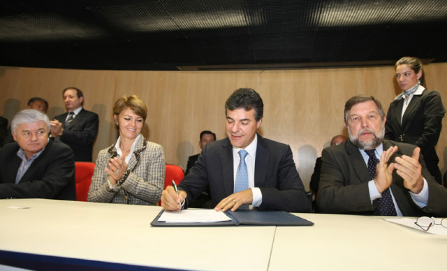 Aumento de 5,91% beneficia 84.165 profissionais do magistério, ativos e aposentados. O governador disse que o compromisso é elevar em 26% o salário dos professores para equiparar a remuneração da categoria com a dos demais servidores estaduais de nível superior. Neste ano, os reajustes concedidos para profissionais do magistério chegam a 12,79%.