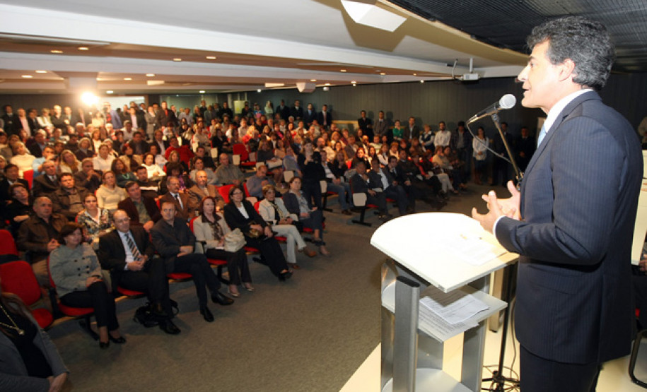 Aumento de 5,91% beneficia 84.165 profissionais do magistério, ativos e aposentados. O governador disse que o compromisso é elevar em 26% o salário dos professores para equiparar a remuneração da categoria com a dos demais servidores estaduais de nível superior. Neste ano, os reajustes concedidos para profissionais do magistério chegam a 12,79%.