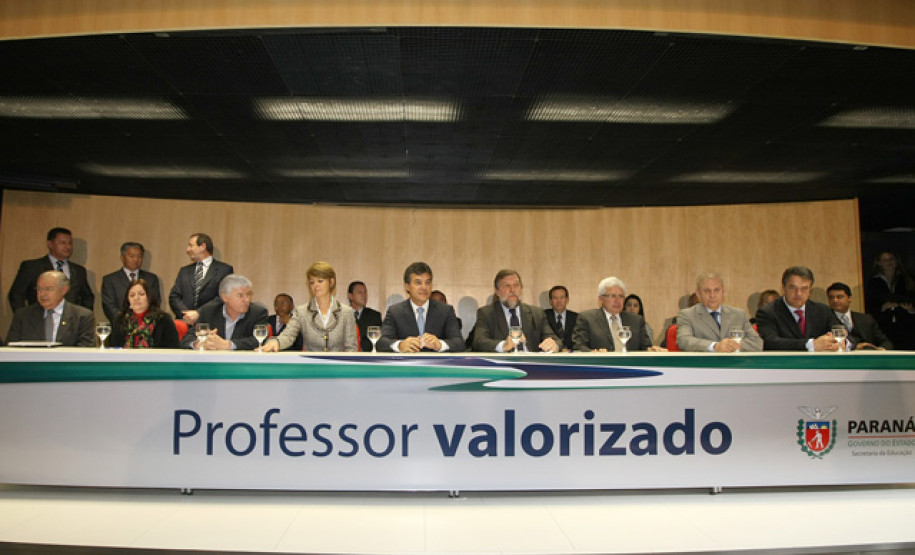 Aumento de 5,91% beneficia 84.165 profissionais do magistério, ativos e aposentados. O governador disse que o compromisso é elevar em 26% o salário dos professores para equiparar a remuneração da categoria com a dos demais servidores estaduais de nível superior. Neste ano, os reajustes concedidos para profissionais do magistério chegam a 12,79%.