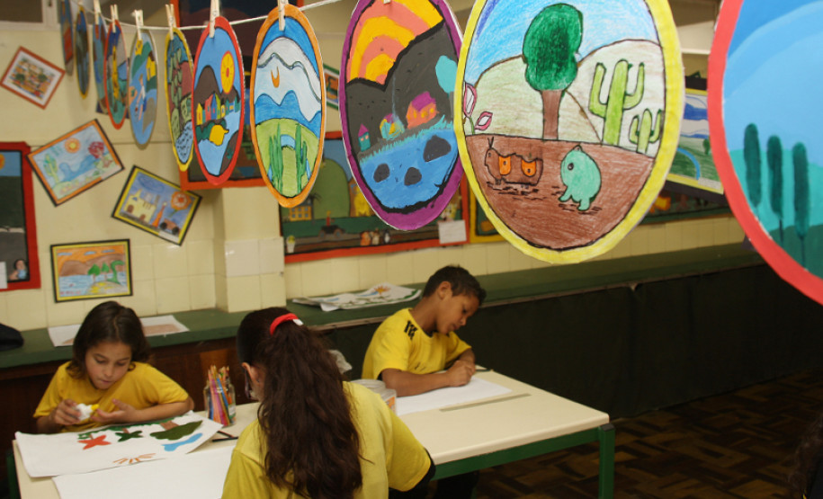 Os alunos do Colégio Estadual Ermelino de Leão, em Curitiba, expuseram seus trabalhos na 3° Mostra de Artes da escola.
