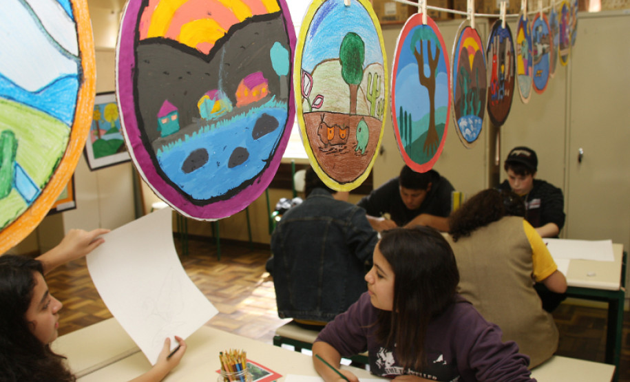 O evento é resultado do trabalho realizado nas oficinas de artes durante as atividades complementares.