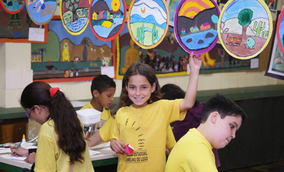 A aluna Gladis Eduarda Rafaell, 9 anos, 5° ano, é a primeira a chegar para as atividades. “Eu levanto bem cedo para poder vir participar porque eu gosto de escrever, desenhar pintar. Quanto mais cedo eu chegar, mais eu posso participar”, revelou a aluna.