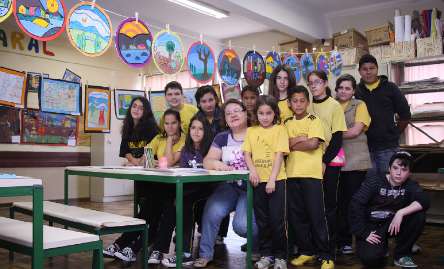 Uma vez por semana os alunos participam das atividades desenvolvidas pela professora de Arte, Clevna Biscaia dos Santos. “Eu quero que eles enxerguem além da arte. A arte tem esse poder sobre os alunos de fazer com que eles vejam além do que eles estão vendo”, explicou.