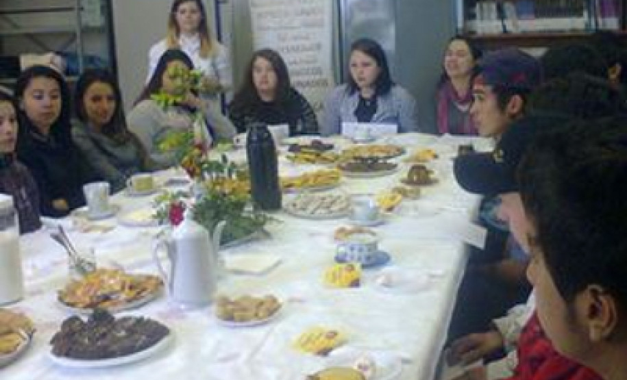 Colégio Estadual em Curitiba promove café literário